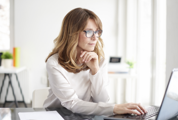 Female-looking-at-laptop-3_Blog--625x423-f50_50