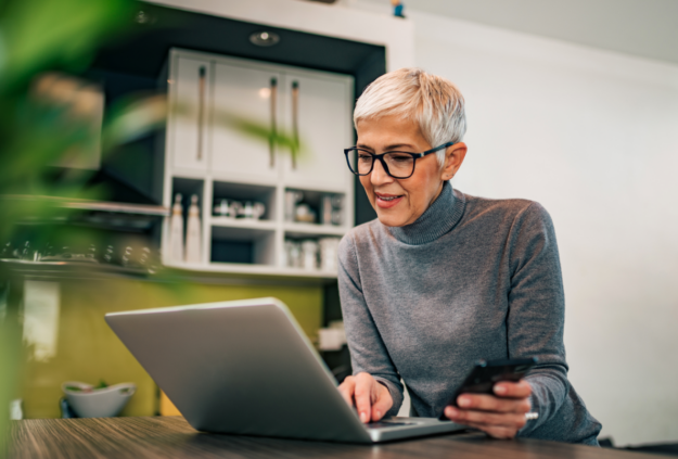 Female-looking-at-laptop-5_Blog--625x423-f50_50
