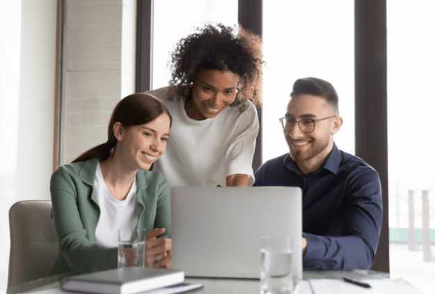 Group-of-people-looking-at-laptop_Blog--625x423-f50_50