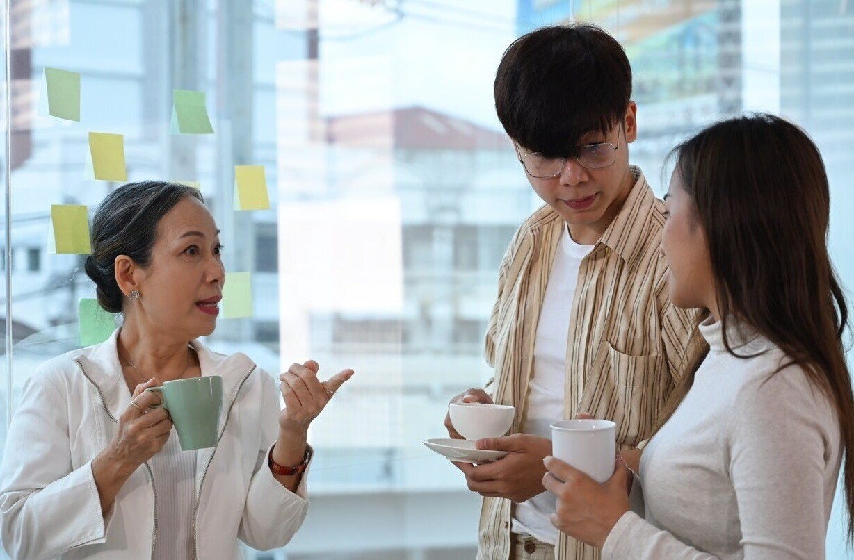 mature-ceo-businesswoman-having-discussion-with-yo-2024-12-05-16-57-21-utc-1-1-1